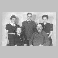 041-1006 Die Eheleute Liedke aus Irglacken mit ihren Kindern Edeltraut, Arnold und Emmi im Jahre 1949.JPG